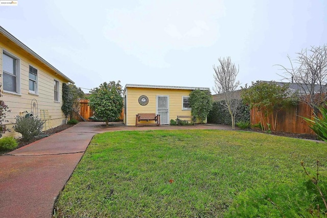 view of front facade with a front yard