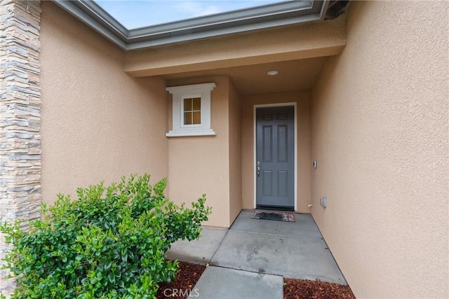 property entrance featuring stucco siding