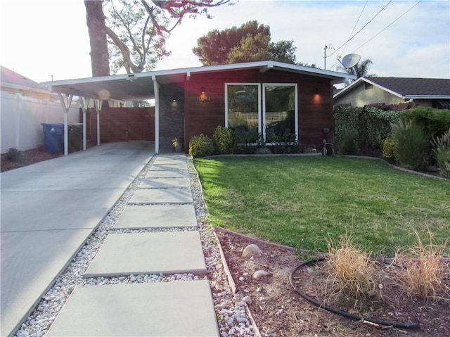 view of front of house with a carport and a front yard