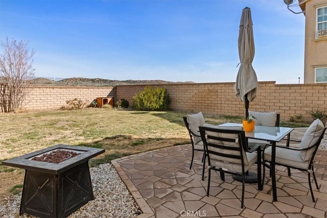 view of patio with an outdoor fire pit