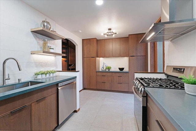 kitchen with sink, light tile patterned floors, appliances with stainless steel finishes, range hood, and decorative backsplash