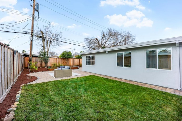 view of yard featuring outdoor lounge area and a patio area