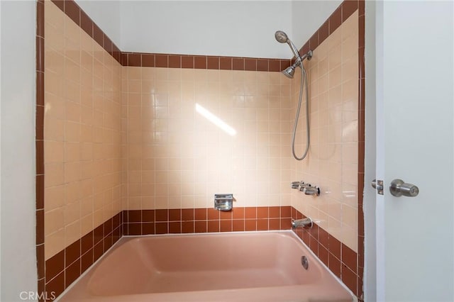 bathroom featuring tiled shower / bath