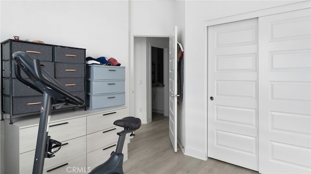 workout area with hardwood / wood-style flooring