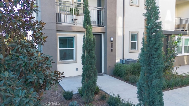 property entrance featuring a balcony