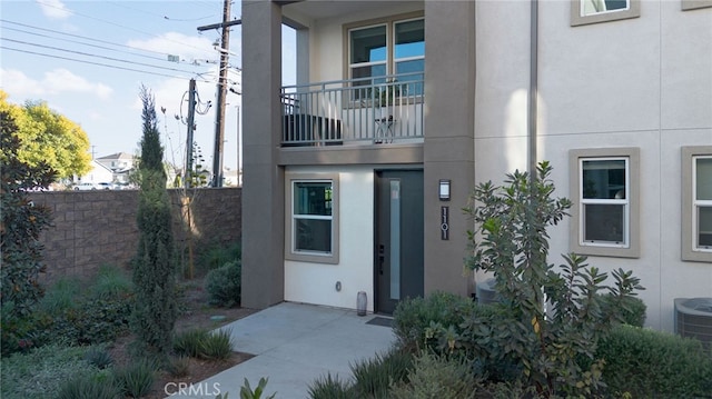 property entrance featuring cooling unit and a balcony