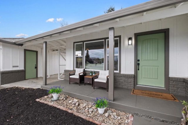 entrance to property featuring covered porch