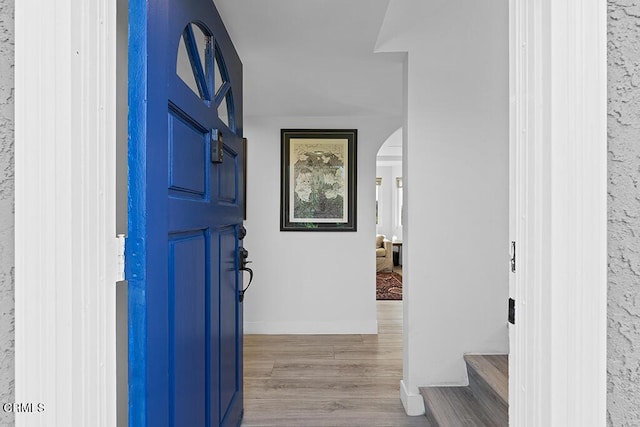 542 San Clemente Way, Camarillo, CA 93010 - foyer entrance with arched walkways and wood finished floors