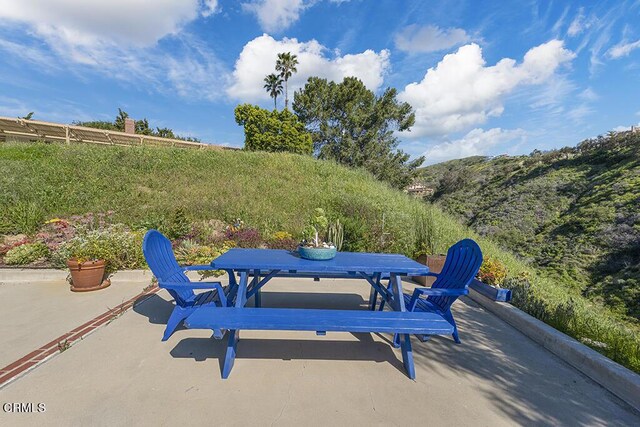 542 San Clemente Way, Camarillo, CA 93010 - view of patio / terrace with outdoor dining space
