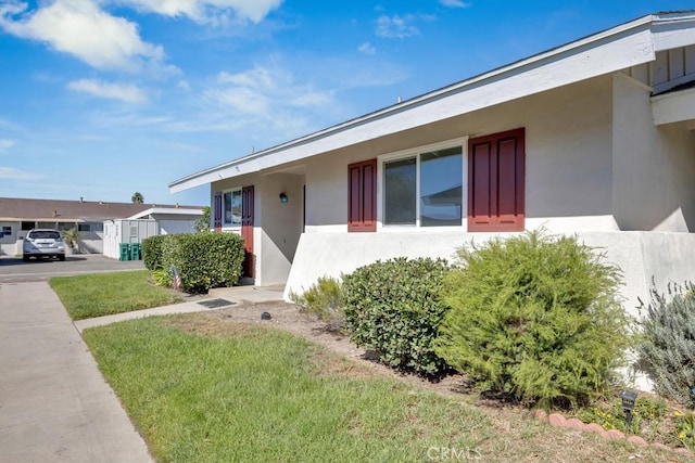 view of front of house featuring a front yard