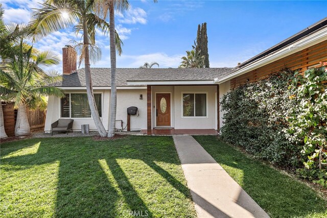 single story home with a front yard