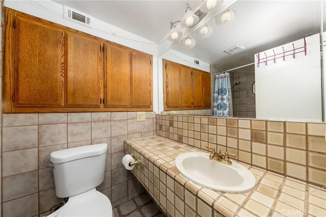 bathroom with backsplash, visible vents, toilet, and a shower with curtain