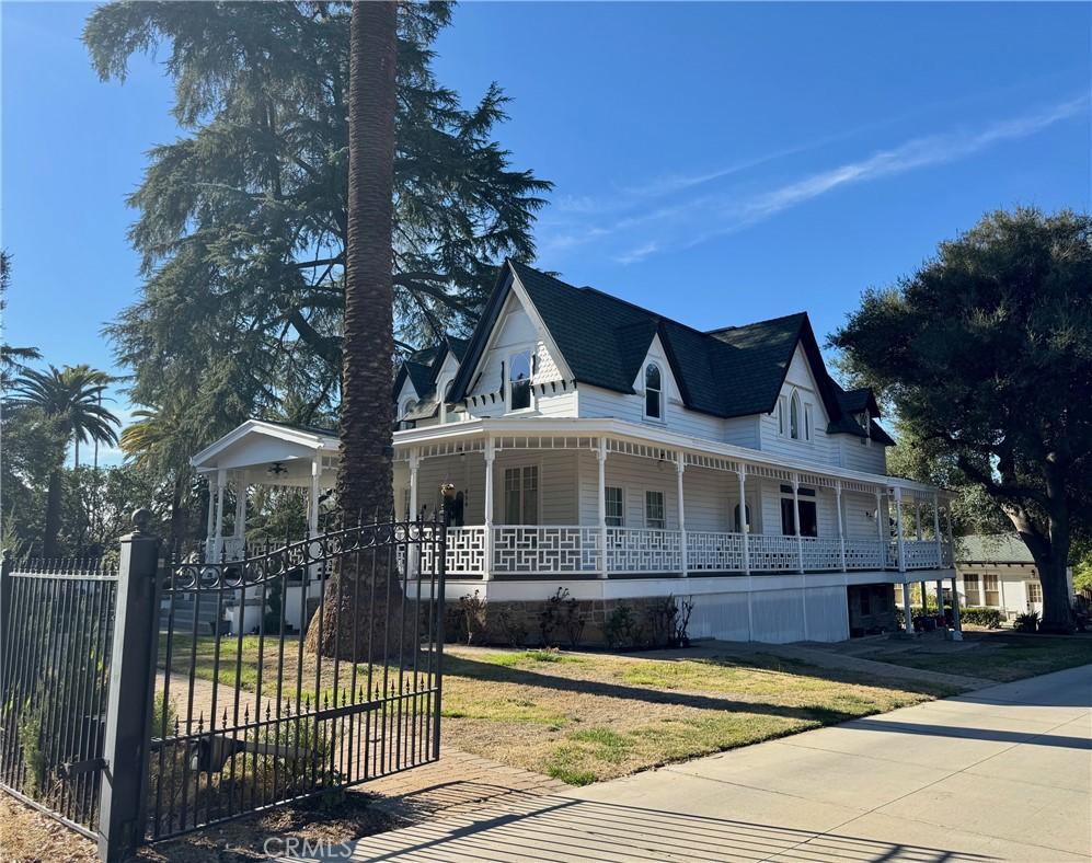 view of front facade featuring a front lawn and covered porch