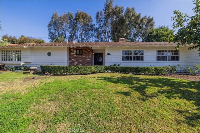 single story home featuring a front lawn