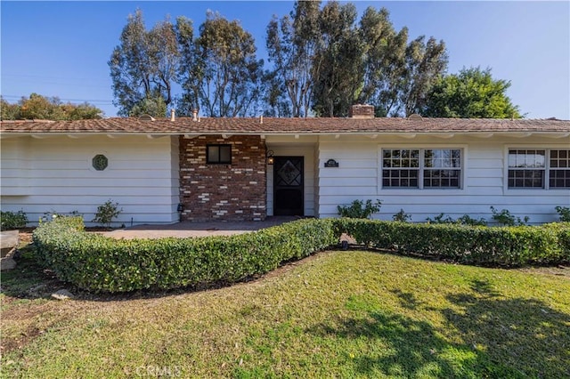 ranch-style home featuring a front yard