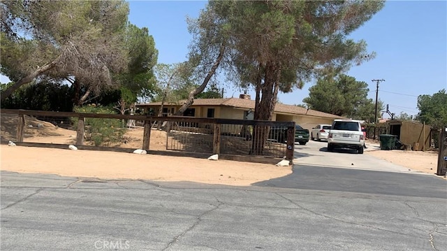 view of front of property featuring a fenced front yard