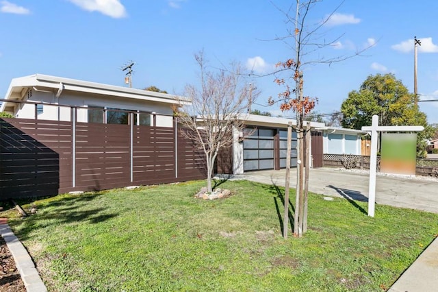 view of front facade with a garage and a front yard