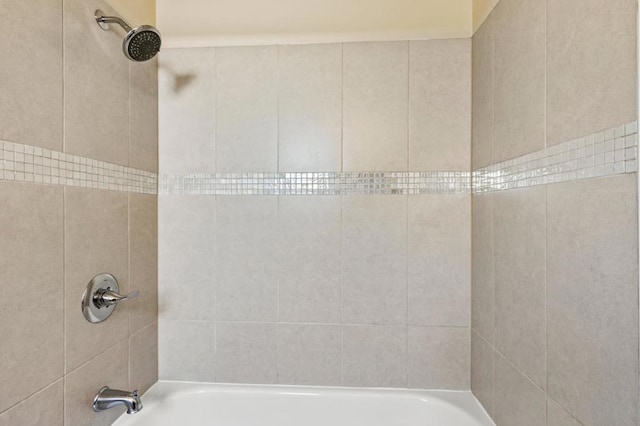 bathroom with tiled shower / bath