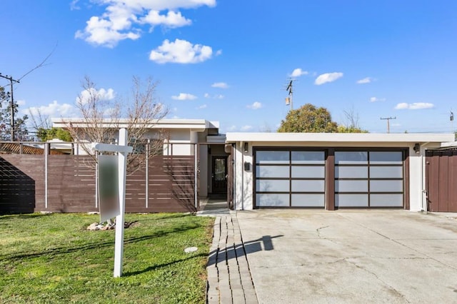 view of front facade featuring a garage and a front yard