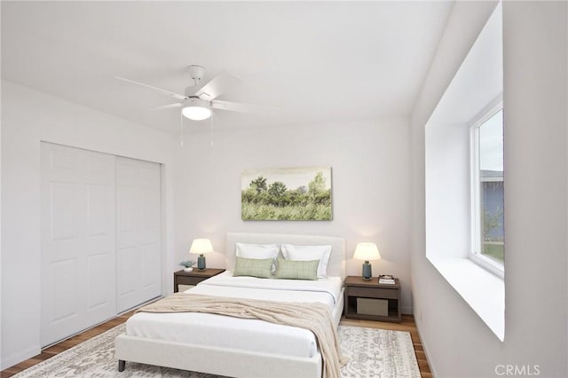 bedroom with hardwood / wood-style flooring, ceiling fan, and a closet