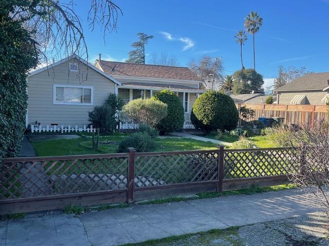 view of front of property with a front lawn