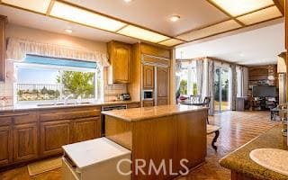 kitchen featuring tasteful backsplash, a kitchen island, sink, and a kitchen breakfast bar