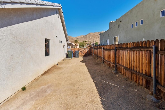 view of yard with a mountain view