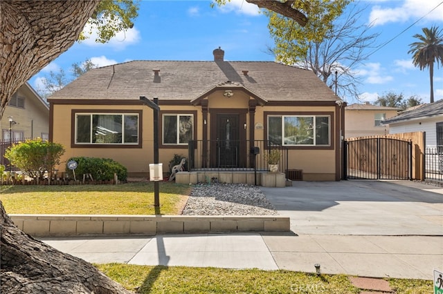 view of front of house with a front lawn