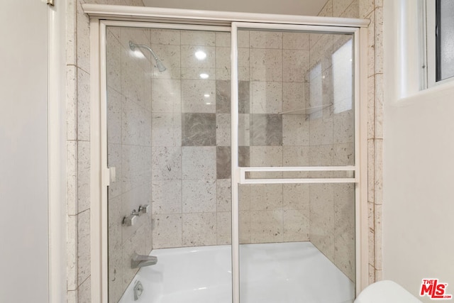 bathroom with enclosed tub / shower combo