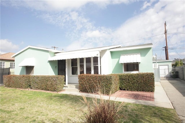 view of front of house with a front lawn