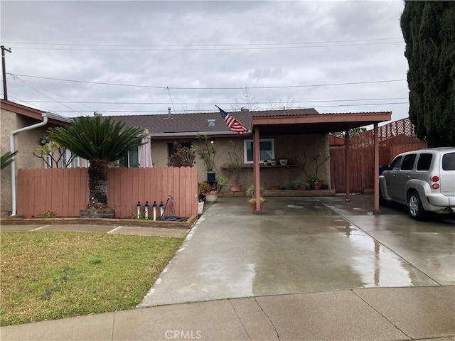 view of front of house featuring a carport and a front lawn