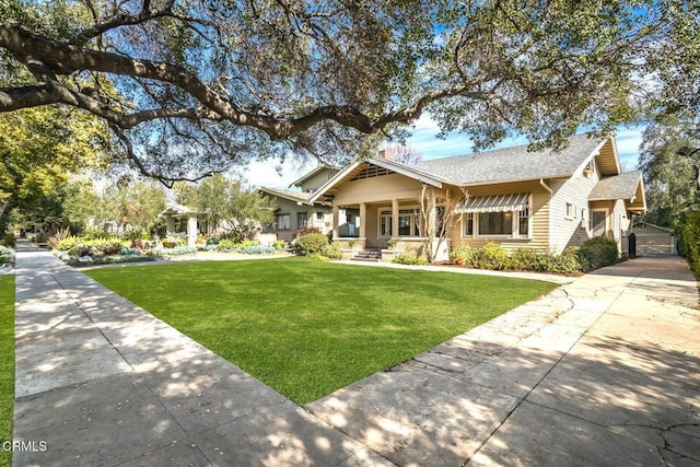 view of front of house featuring a front yard