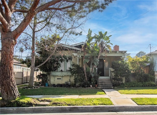 view of front of house featuring a front lawn