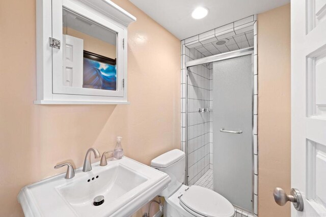 6130 Terryhill Dr, La Jolla, CA 92037 - bathroom with a sink, toilet, and a stall shower