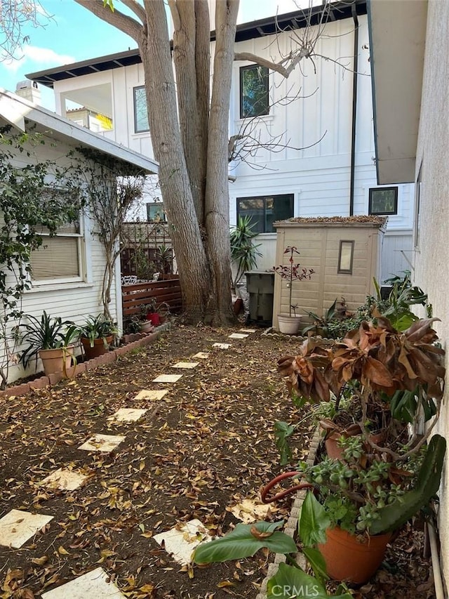 view of yard with a storage shed