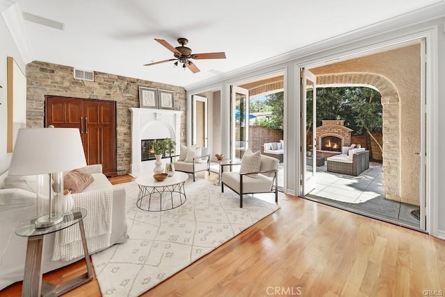 sunroom with ceiling fan