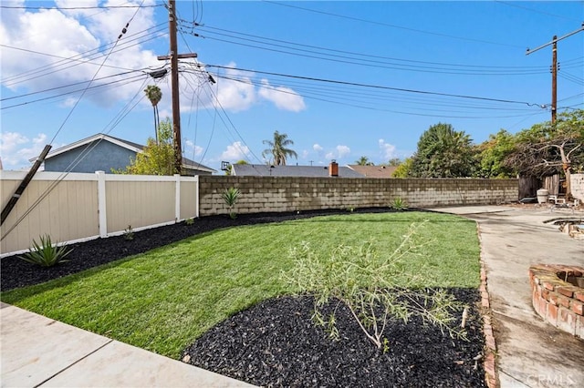 view of yard featuring a patio area