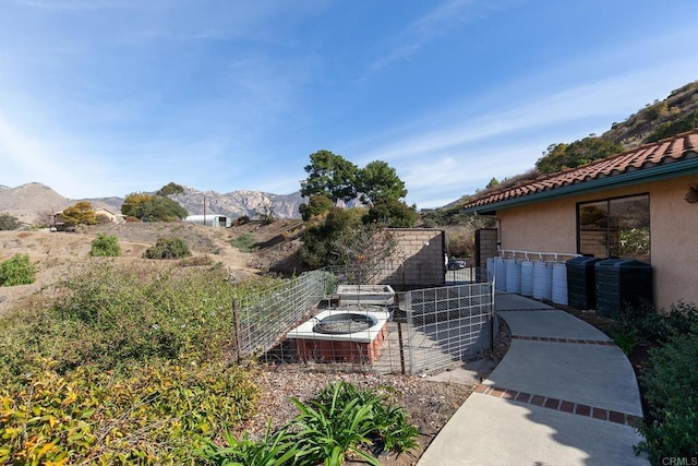 view of yard with a mountain view