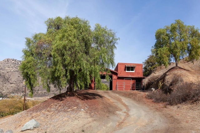 view of front of home featuring an outdoor structure