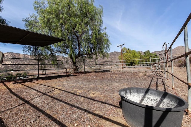 view of yard featuring a mountain view