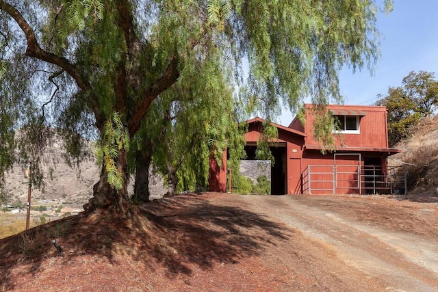 view of front of property featuring an outbuilding