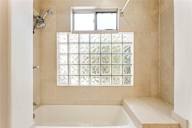 bathroom with tiled shower / bath combo