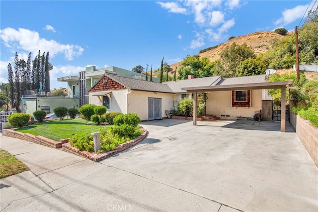 view of front of house with a mountain view and a front yard