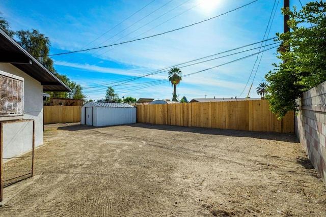 view of yard with a storage shed