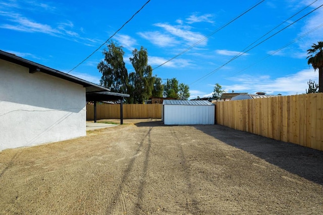 view of yard featuring a storage unit