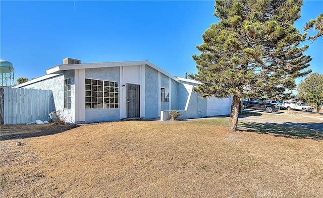 view of front of home featuring a front lawn