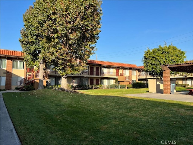 view of front of house featuring a front lawn