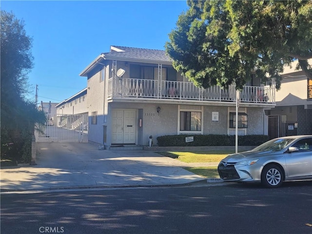 townhome / multi-family property featuring a balcony