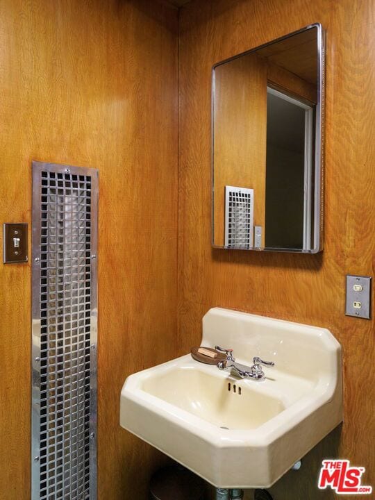 bathroom with sink