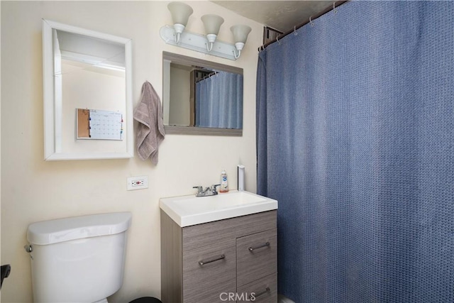 bathroom featuring a shower with curtain and vanity